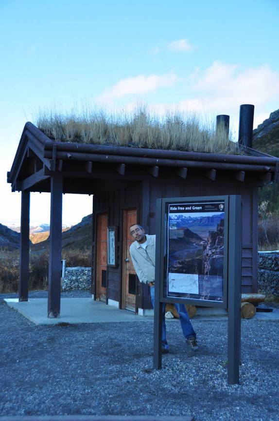 Painéis informativos no ponto até onde podem chegar carros particulares no Denali National Park, no Alaska